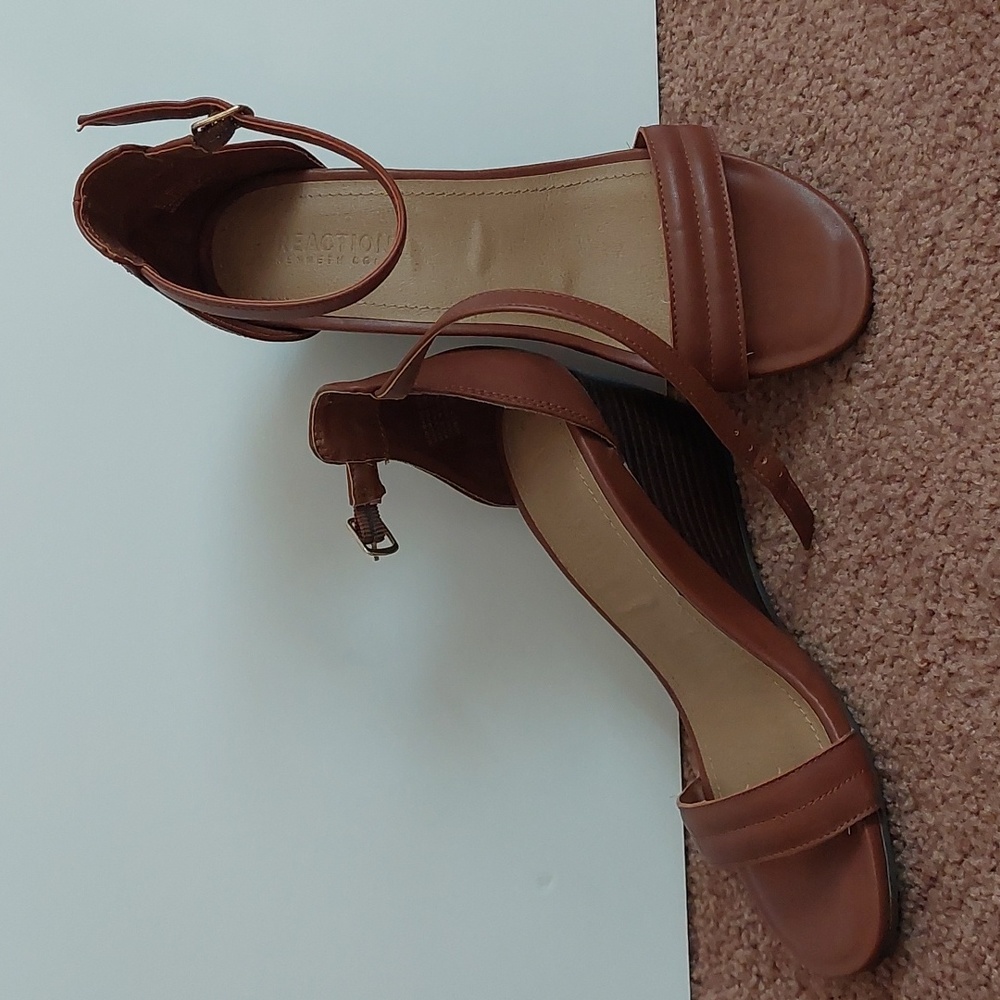 Kenneth Cole Reaction women strappy sandals